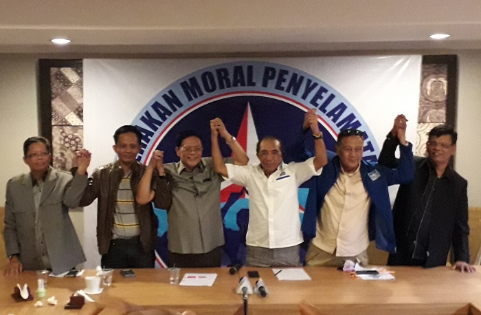 Wakil Ketua Umum PD, Max Sopacua (tengah) dan Dewan Pembina PD, Ahmad Mubarok membentuk Gerakan Moral Penyelamat Partai Demokrat (GMPPD).