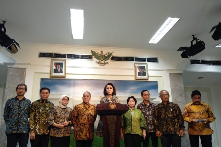 Sembilan orang panitia selesi calon pimpinan KPK 2019-2023 menyampaikan pernyataan bersama seusai bertemu dengan Presiden Joko Widodo di Istana Merdeka Jakarta, Senin 17 Juni.  (Foto: Antara/Desca Lidya Natalia)