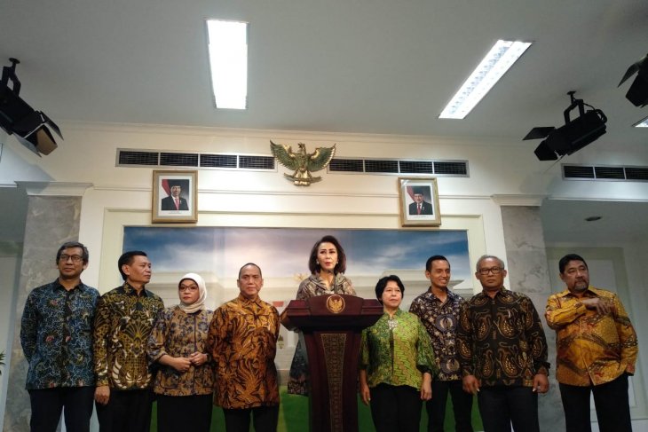 Sembilan anggota Panitia Seleksi Calon Pimpinan KPK 2019 s.d. 2023 menyampaikan pernyataan bersama seusai bertemu dengan Presiden RI Joko Widodo di Istana Merdeka, Jakarta, Senin 17 Juni 2019. (Foto: dok/antara)