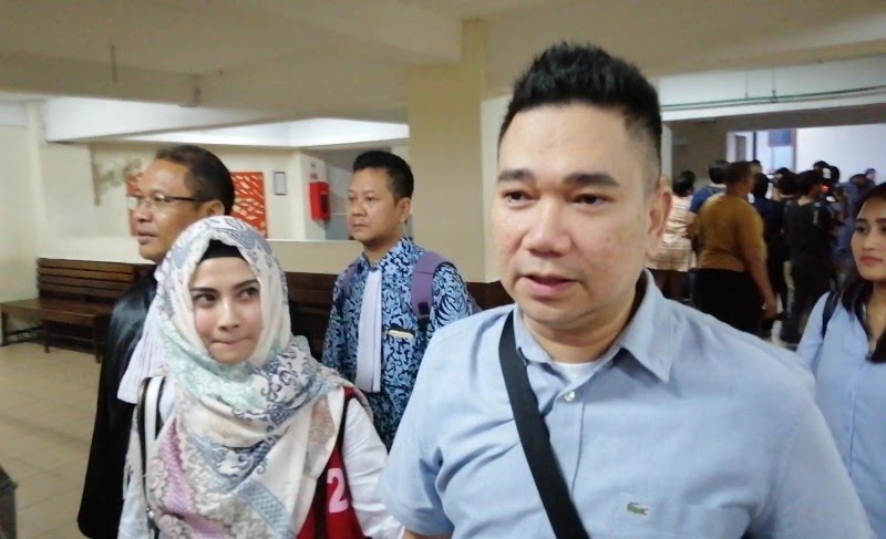 Milano dan Vanessa Angel (berkerudung) saat menjalani sidang di PN Surabaya, Senin 17 Juni 2019. (Foto: Farid/ngopibareng.id) 