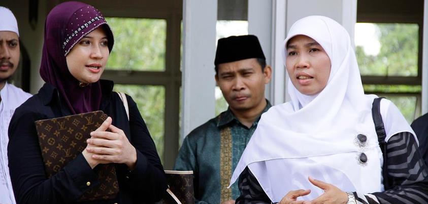 Bu Nyai Wahidah (akrab dipanggil Umi Wahidah), kiri, bersama para guru Yayasan Al Ashriyyah Nurul Iman Islamic Boarding School, Parung, Bogor.  (Foto: ist/ngopibareng.id) 