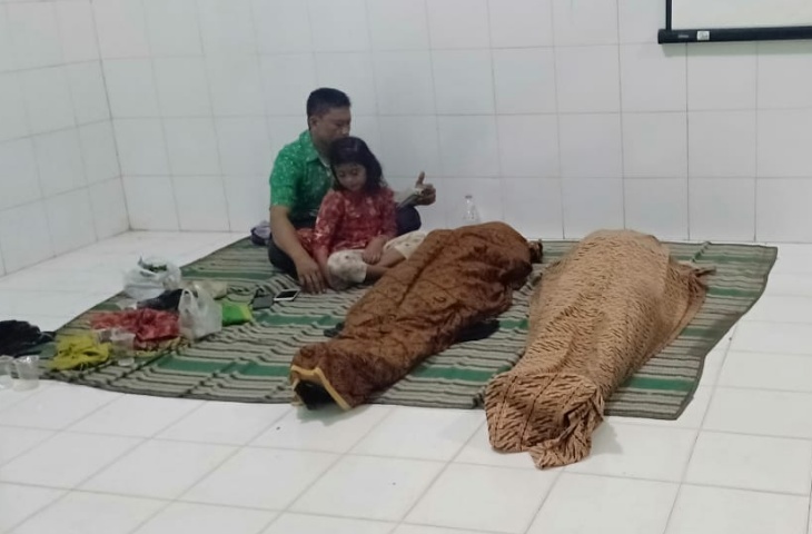 Dua korban meninggal penumpang Kapal Arin Jaya yang tenggelam di perairan antara Giliyang dan Sepudi, Kabupaten Sumenep berada di Puskesmas Dungkek. (Foto: Ist/Mata Madura)