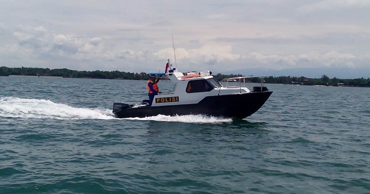 POLAIR Polres Probolinggo berpatroli di Selat Madura untuk mencari korban KM Arin Jaya. (Foto: Ikhsan/ngopibareng.id)