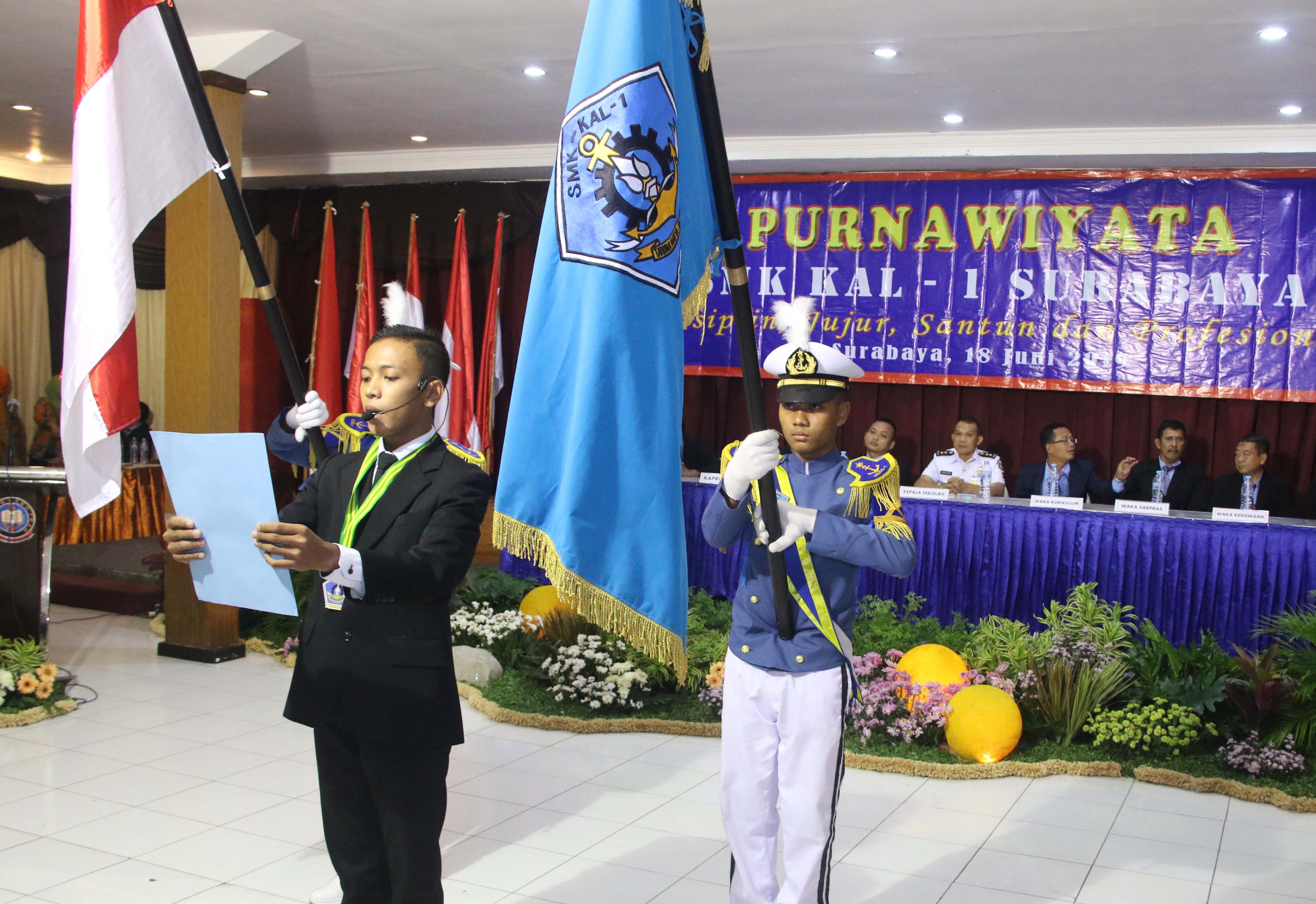 Perwakilan alumni yang baru saja dinyatakan lulus, membacakannjajni alumni SMK KAL-1 Surabaya saat berlangsungnya Purnawiyata/ penutupan pendidikan tahun pelajaran 2018/2019 