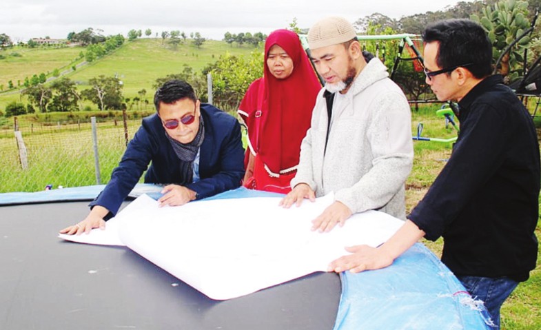 Ketua PCIM Muhammadiyah Australia Muhammed Edwars (sweater putih) menjelaskan rancangan proyek Muhammadiyah Australia College. (Foto: md for ngopibareng.id)