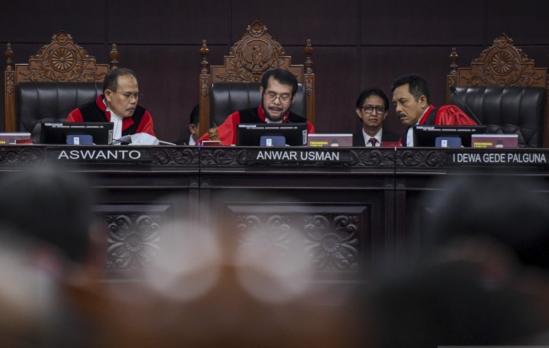  Ketua Hakim Mahkamah Konstitusi Anwar Usman (tengah) mengetuk palu saat mengesahkan bukti pihak termohon pada sidang Perselisihan Hasil Pemilihan Umum (PHPU) Pilpres 2019 di Gedung Mahkamah Konstitusi, Jakarta, Selasa 18 Juni 2019. (Foto: Antara/Hafidz Mubarak)