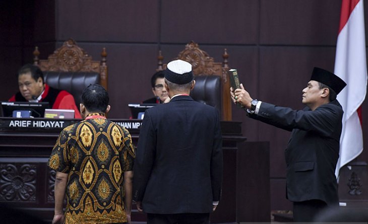  Dua saksi ahli dari pihak pemohon diambil sumpahnya saat sidang Perselisihan Hasil Pemilihan Umum (PHPU) presiden dan wakil presiden di Gedung Mahkamah Konstitusi, Jakarta, Rabu (19/6/2019). Sidang tersebut beragendakan mendengarkan keterangan saksi ahli dan saksi Kahli dari pihak pemohon. (Foto: Antara/Hafidz Mubarak)
