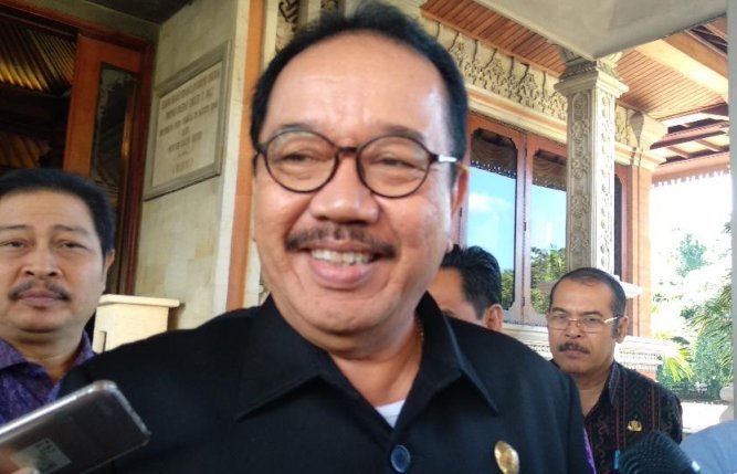 Wakil Gubernur Bali Tjokorda Oka Artha Ardhana Sukawati usai menghadiri Sidang Paripurna DPRD Bali di Denpasar (Foto: Antara/Ni Luh Rhisma)