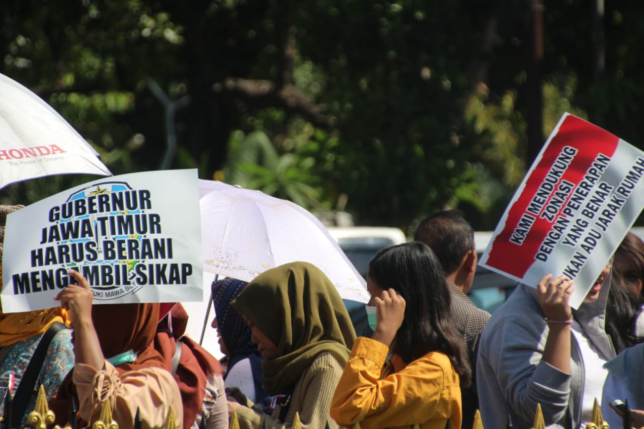 Para demonstran menyuarakan pendapat di Gedung Grahadi, Surabaya. (Foto: Faiq/ngopibareng)