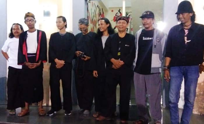Delapan diantara  10 pelukis Kediri yang pameran bersama di Galeri Prabangkara, Taman Budaya Jatim, Surabaya. (Foto:JK)