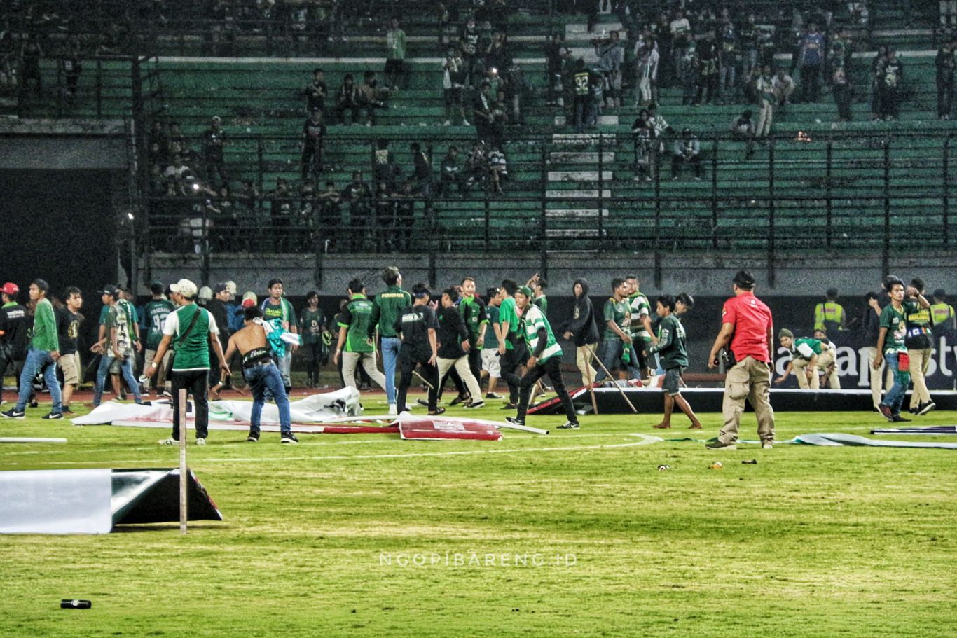 Bonek masuk lapangan pertandingan menyampaikan proter ke Persebaya terkait hasil seri 1-1 menghadapi Madura United. (Foto: Haris/ngopibareng.id)