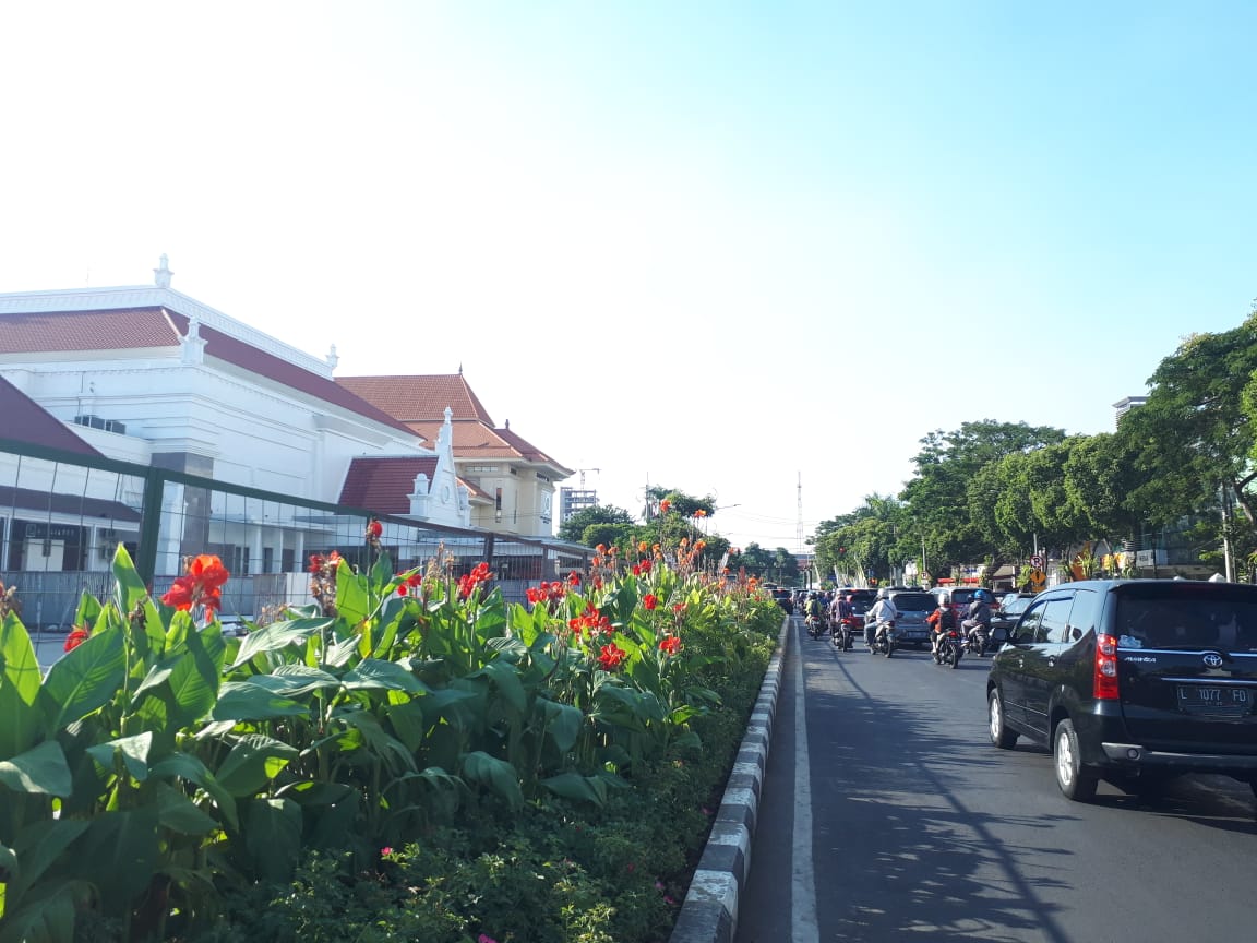 Jalan Yos Sudarso di depan Balai Pemuda. (Foto: Alief/ngopibareng.id)
