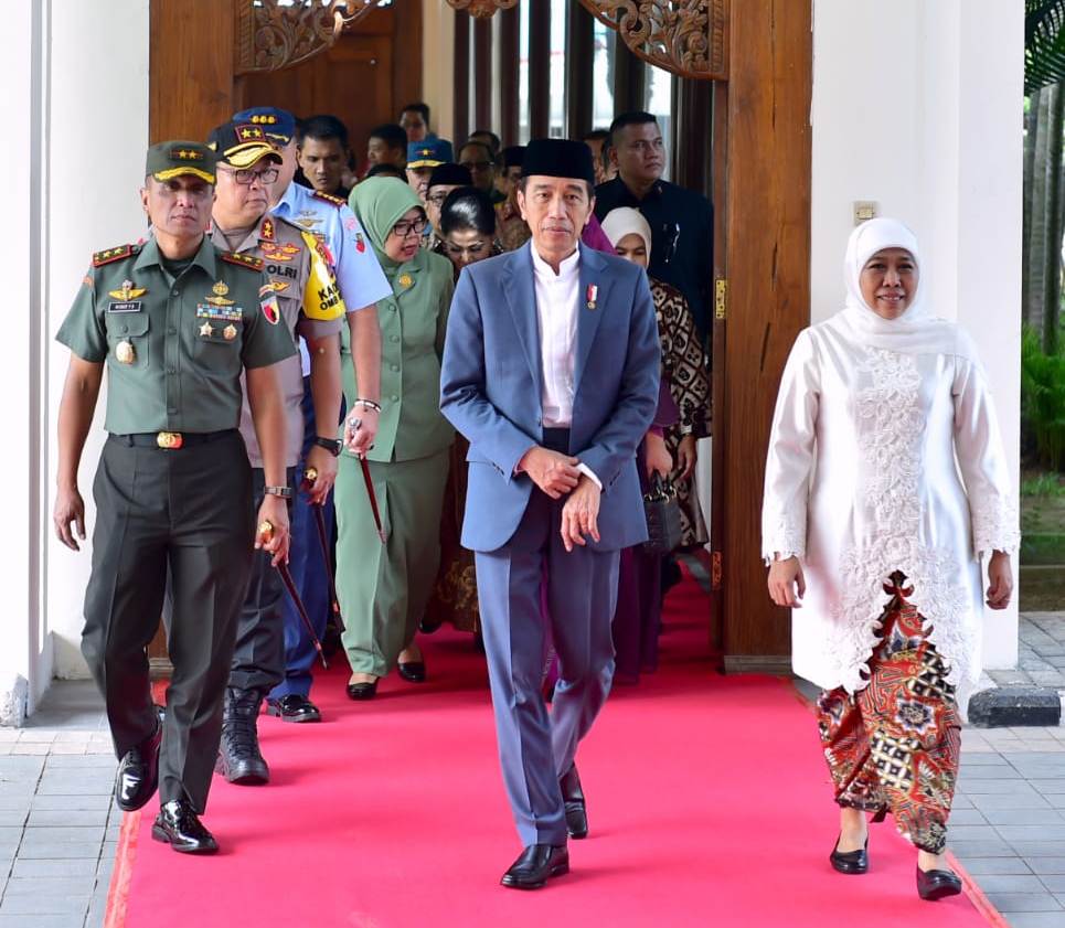 Presiden tiba di Bandara Internadional Juanda Sidoarjo, disambut Gubernur Jatim Khofifah Indarparawansa. (Foto: Biro Pers Setpres)