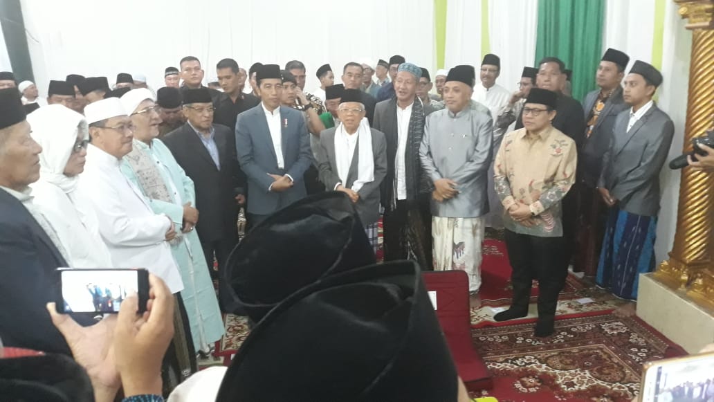 Jokowi dan sejumlah Kiai Sepuh hadir di pernikahan putri Rois Aam PBNU KH Miftachul Ahyar, Kamis 20 Juni 2019. (Foto: istimewa)