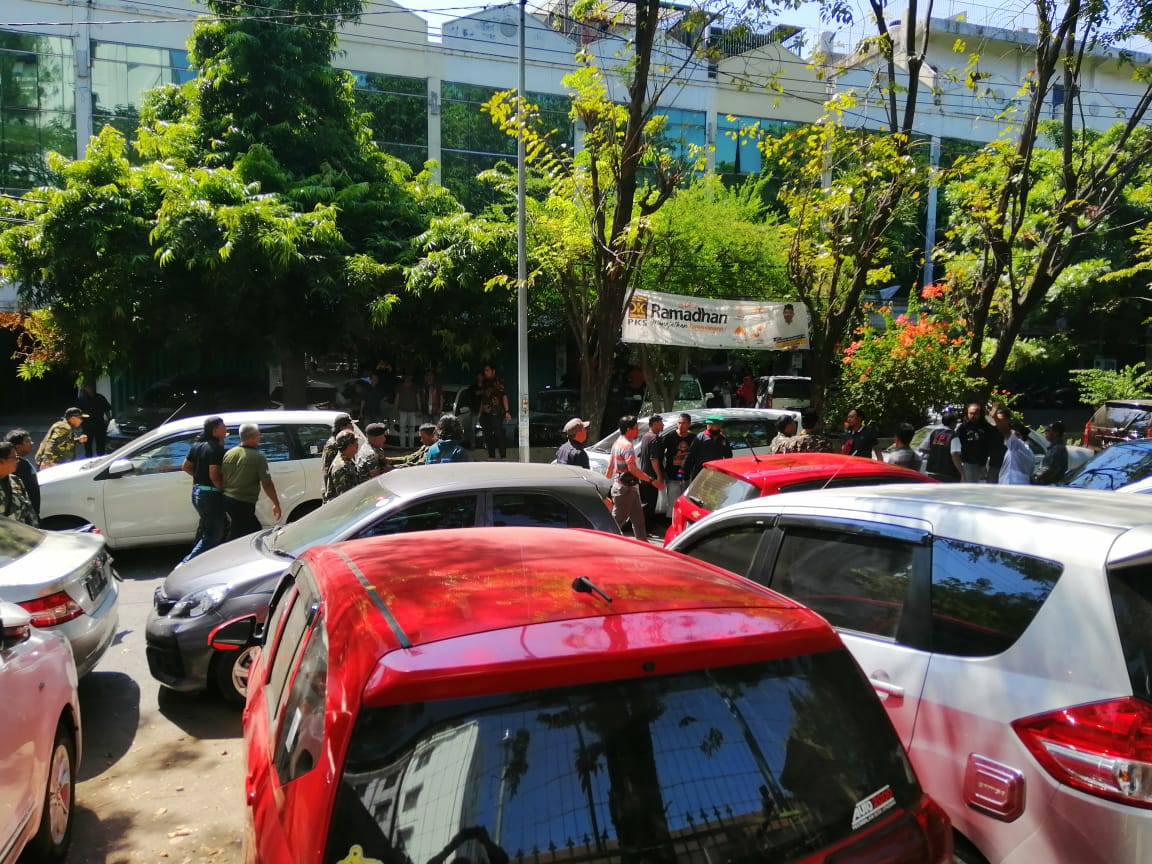 Insiden bentrokan yang terjadi di luar Pengadilan Negeri Surabaya. (Foto: Farid/ngopibareng.id)