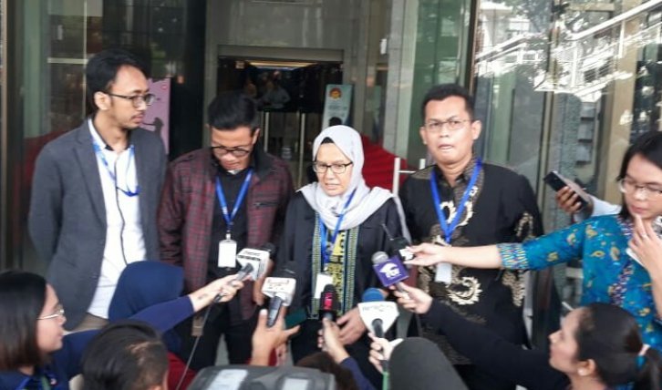 Kuasa Hukum Novel Baswedan (dari kiri ke kanan) Arif Maulana, Usman Hamid, Yati Andriyani dan Alghiffari Aqsa saat menyampaikan keterangan kepada awak media di gedung KPK, Jakarta, Kamis 20 Juni 2019. (Foto: Antara/Benardy Ferdiansyah)