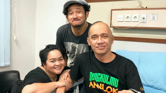 Agung Hercules saat dijenguk komedian Isa Bajaj dan host Sinnyorita. (Foto: Instagram Isa Bajaj)