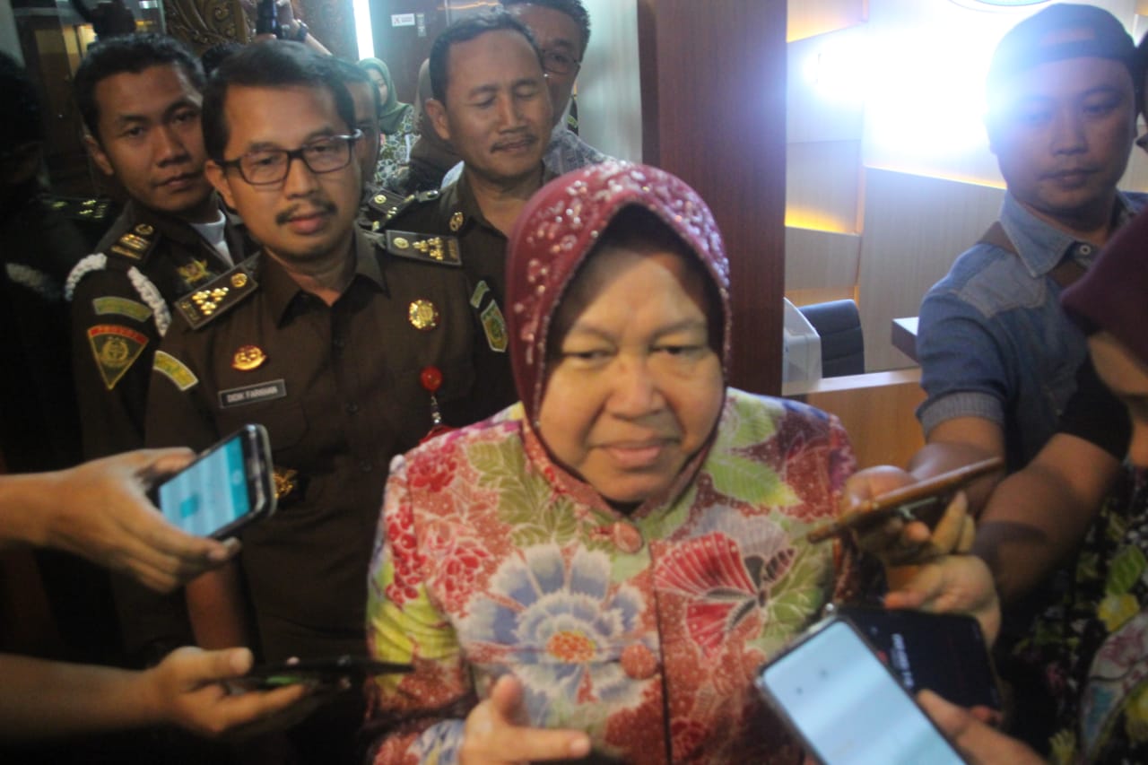 Wali Kota Surabaya Tri Rismaharini usai diperiksa sebagai saksi di Kejati Jatim. (Foto: Faiq/ngopibareng)