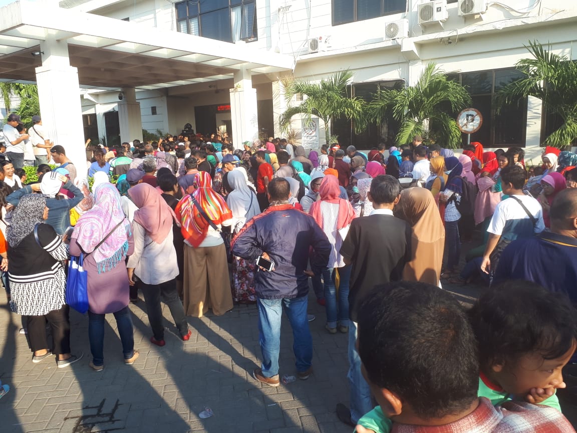 Ratusan orang tua siswa kembali berorasi menuntut penghapusan zonasi di halaman Kantor Dinas Pendidikan Surabaya, Kamis 20 Juni 2019. (Foto: Alief/ngopibareng.id)