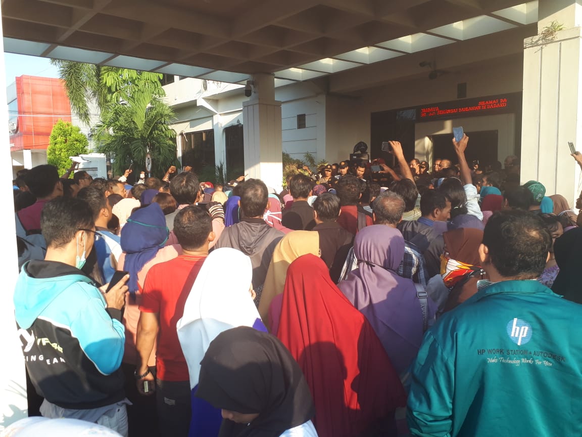 Massa aksi saat mendengarkan penjelasan dari Kepala Dinas Pendidikan Surabaya. (Foto: Alief/ngopibareng.id)