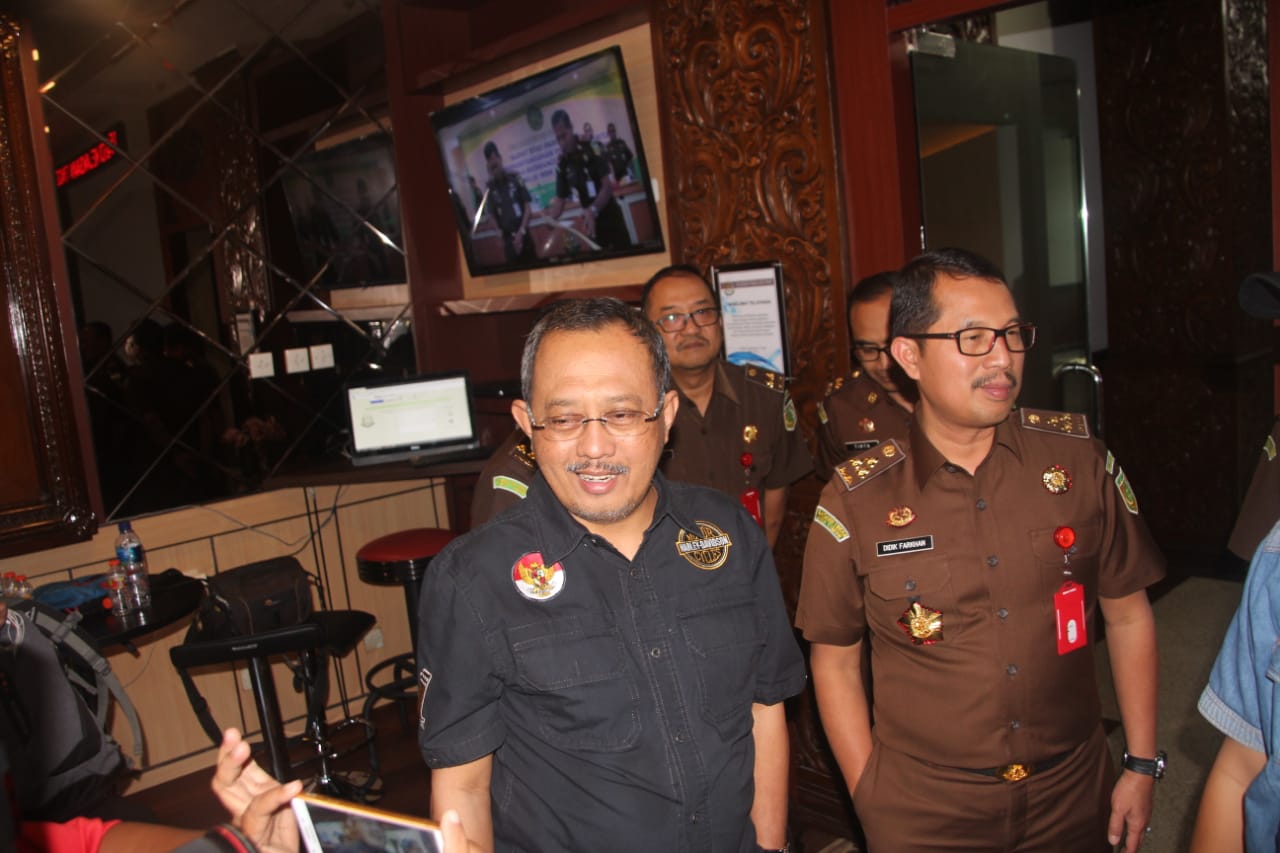 Ketua DPRD Surabaya, Armuji bersama Aspidsus Kejati, Didik Farkhan Alisyahdi keluar dari ruangan penyidik Kejati. (Foto: Faiq/ngopibareng)