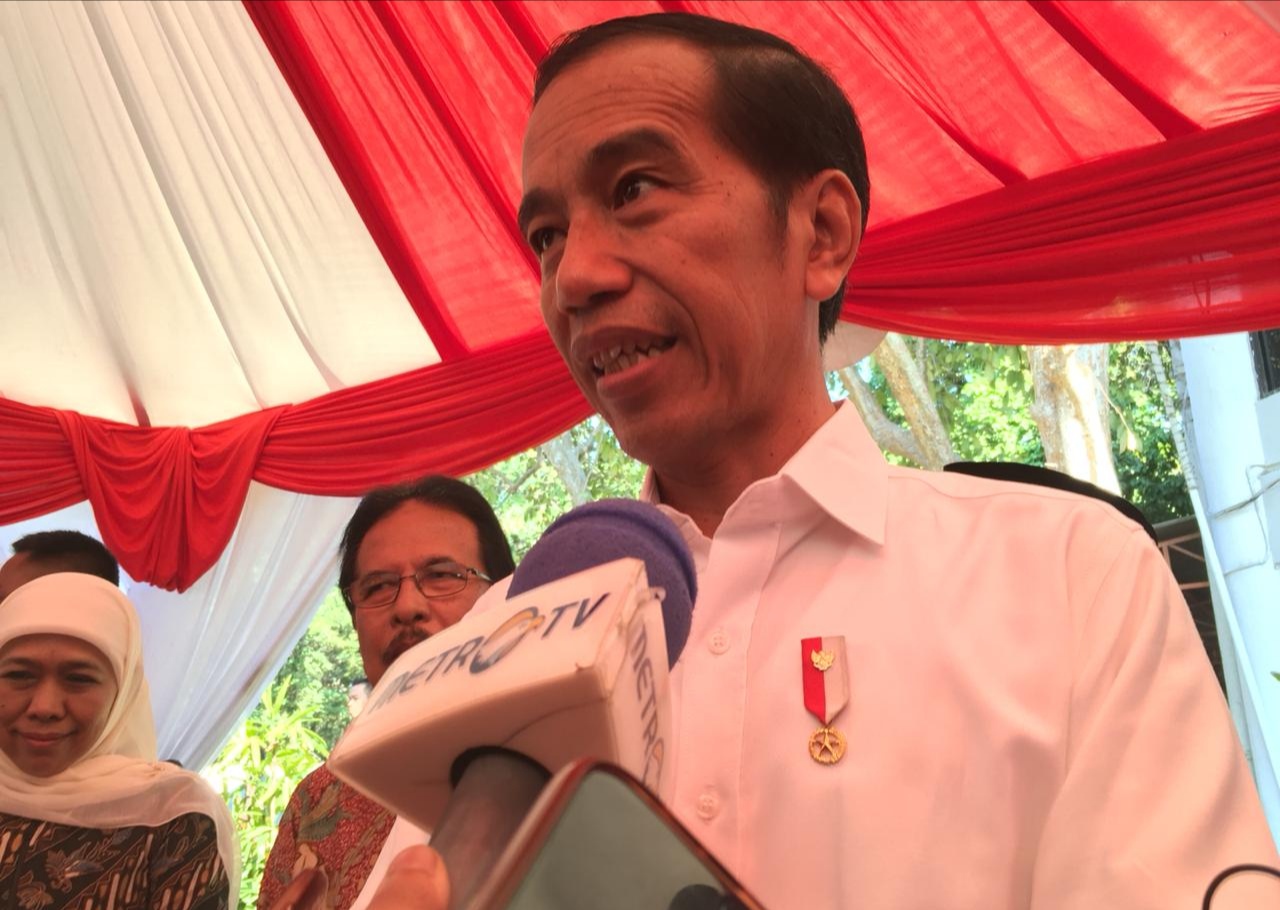 Jokowi usai pembagian sertifikat di Gor Tri Dharma Petrokimia, Gresik, Jawa Timur, kamis, 20 Juni 2019. (Foto: Farid/ngopibareng.id) 
