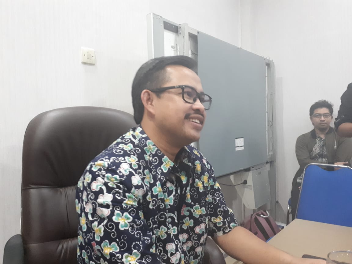 Kepala Dinas Pendidikan Kota Surabaya Ikhsan saat memberikan keterangan pers kepada wartawan. (Foto: Alief.ngopibareng.id)
