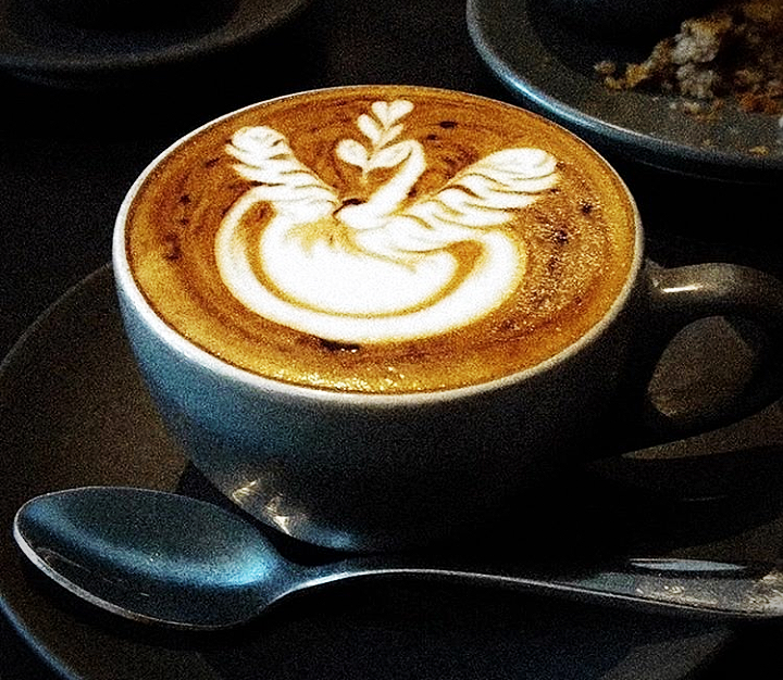 Ini kopi susu bergambar angsa mengepakkan sayap. Kopi susu gaya Italia. Kekinian menyebutnya sebagai latte art. (Foto:dok Istimewa)