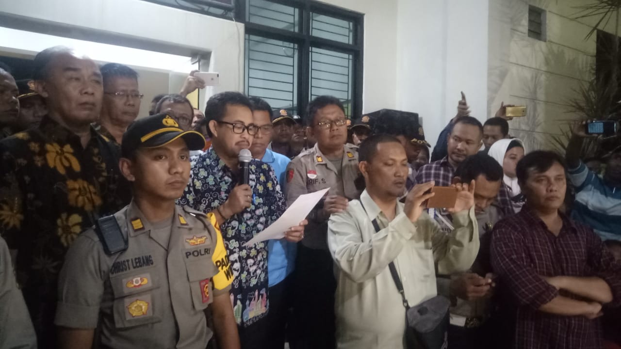 Kepala Dinas Pendidikan Kota Surabaya akhirnya menemui para aksi protes PPDB di Kantor Dinas Pendidikan Kota Surabaya, Kamis 20 Mei 2019. (Foto: Pita/ngopibareng)