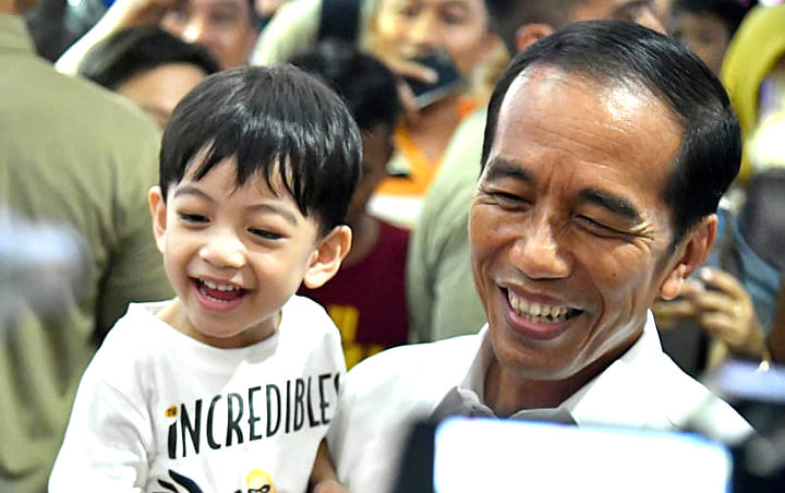 Presiden Joko Widodo (Jokowi) bersama cucunya, Jan Ethes.