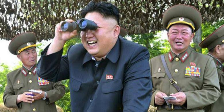 Kim Jong Un ngguya-ngguyu karo neropong. (Foto:Internasional)