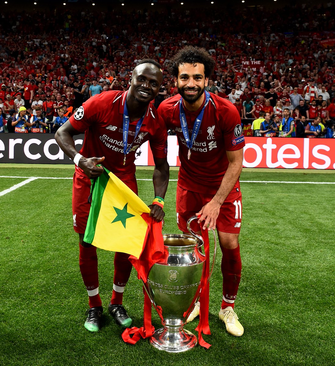 Dua bintang Liverpool, Mohamed Salah dan Sadio Mane saat berpose dengan trofi Liga Champions. (Foto: Twitter/@LFC)