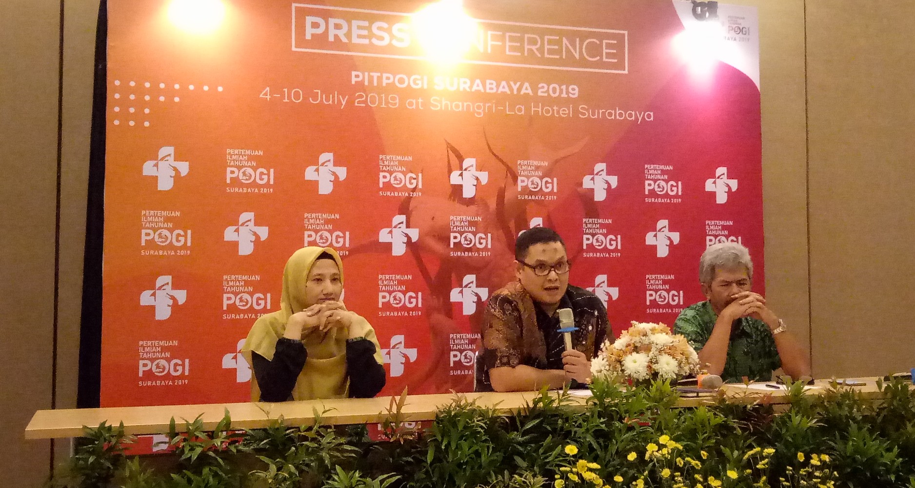 Ketua POGI Surabaya, Dr. dr. Brahmana Askandar, SpOG (K) (tengah) bersama Dewan Penasehat POGI Dr. Poedjo Hartono, Sp.OG (K) (Kanan)  dan dr. Eighty Mardiyan Kurniawati, SpOG (K) (Kiri)  saat menghadiri konferensi pers PIT POGI, Jumat 21 Juni 2019. (Foto: Pita/ngopibareng.id) 