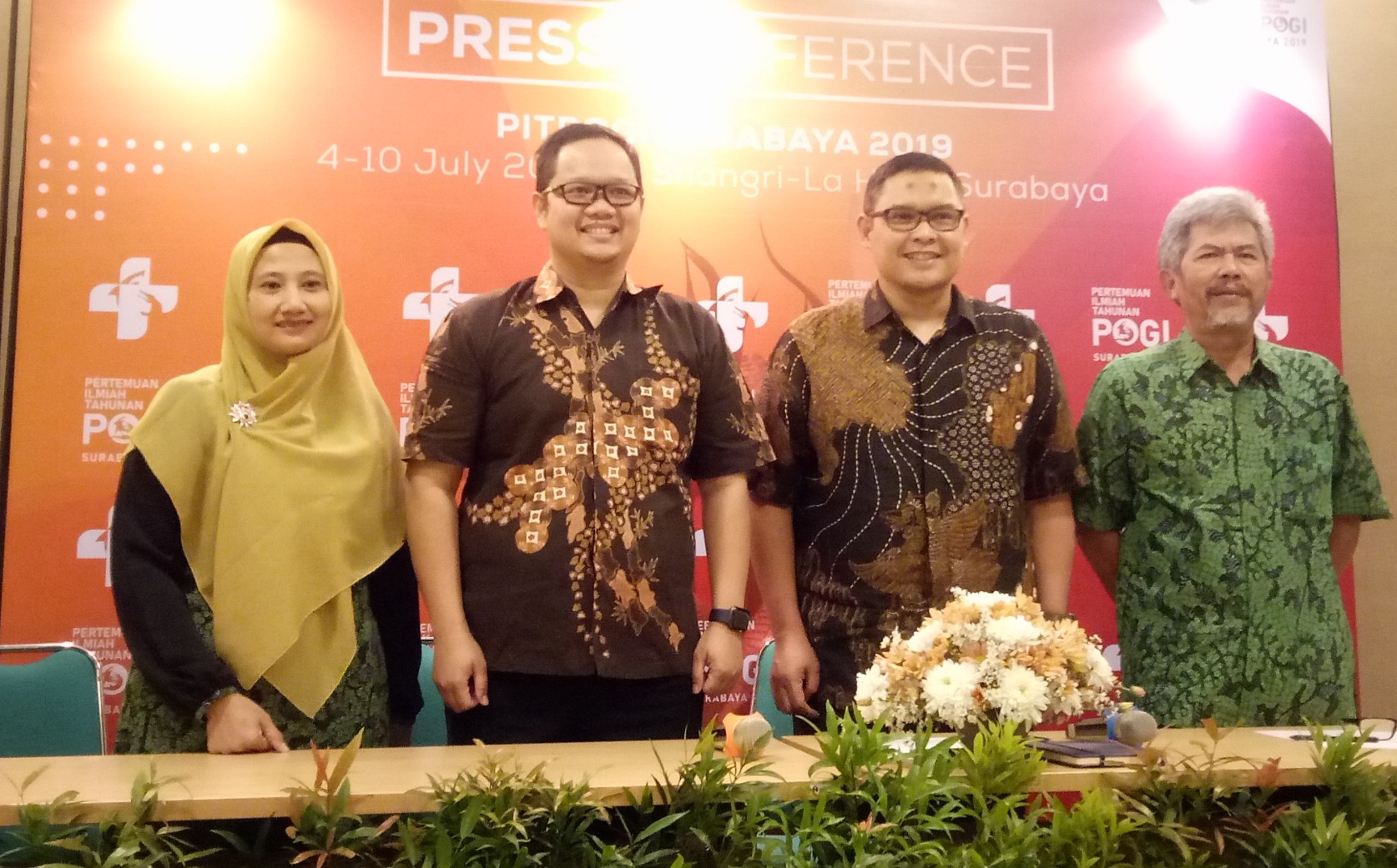 Ketua POGI Surabaya,Dr. dr. Brahmana Askandar, SpOG (K) (kedua dari kanan)  bersama tim panitia penyelenggara PIT POGI dalam pers konferens di kantor IDI Surabaya, Jum'at, 21 Juni 2019. (Foto: pita/ngopibareng.id)