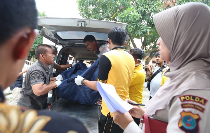 Petugas membawa kantong jenazah korban kebakaran pabrik mancis (korek gas) ketika tiba di Rumah Sakit Bhayangkara Polda Sumut untuk dilakukan proses otopsi, di Medan, Sumatera Utara, Jumat 21 Juni 2019. (Foto: Antara/Septianda Perdana)