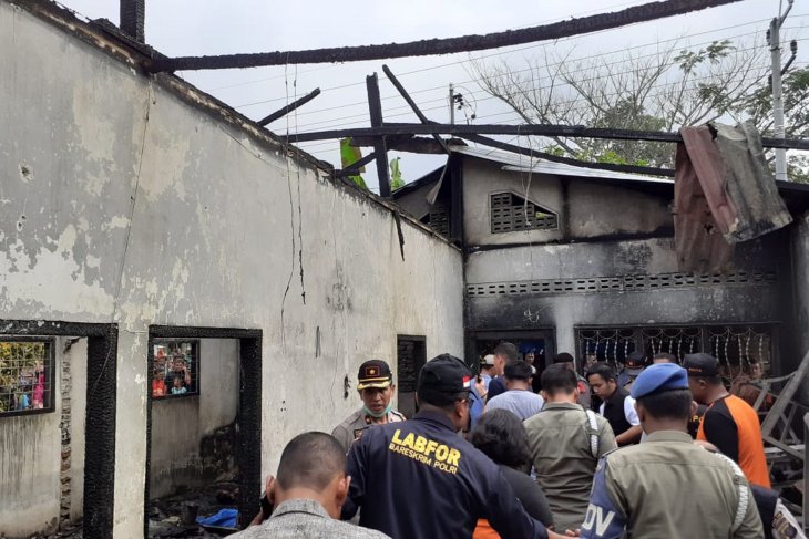 Petugas kepolisian melakukan identifikasi lokasi kebakaran pabrik korek api di Desa Sambirejo Kecamatan Binjai Kabupaten Langkat, Sumatera Utara, Jumat (21/6/2019). Penyebab kebakaran pabrik korek api yang menewaskan 30 orang itu masih dalam penyelidikan pihak berwenang. (Foto: Antara/Septianda Perdana) 
