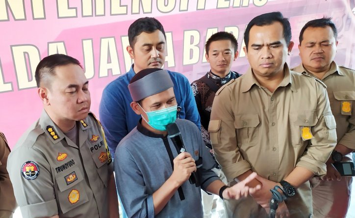 Tersangka kasus penyebaran hoaks, Rahmat Baequni saat menjalani pemeriksaan di Mapolda Jawa Barat, Jalan Soekarno Hatta, Kota Bandung, Jumat 21 Juni 2019. (Foto: Antara/Bagus Ahmad Rizaldi)