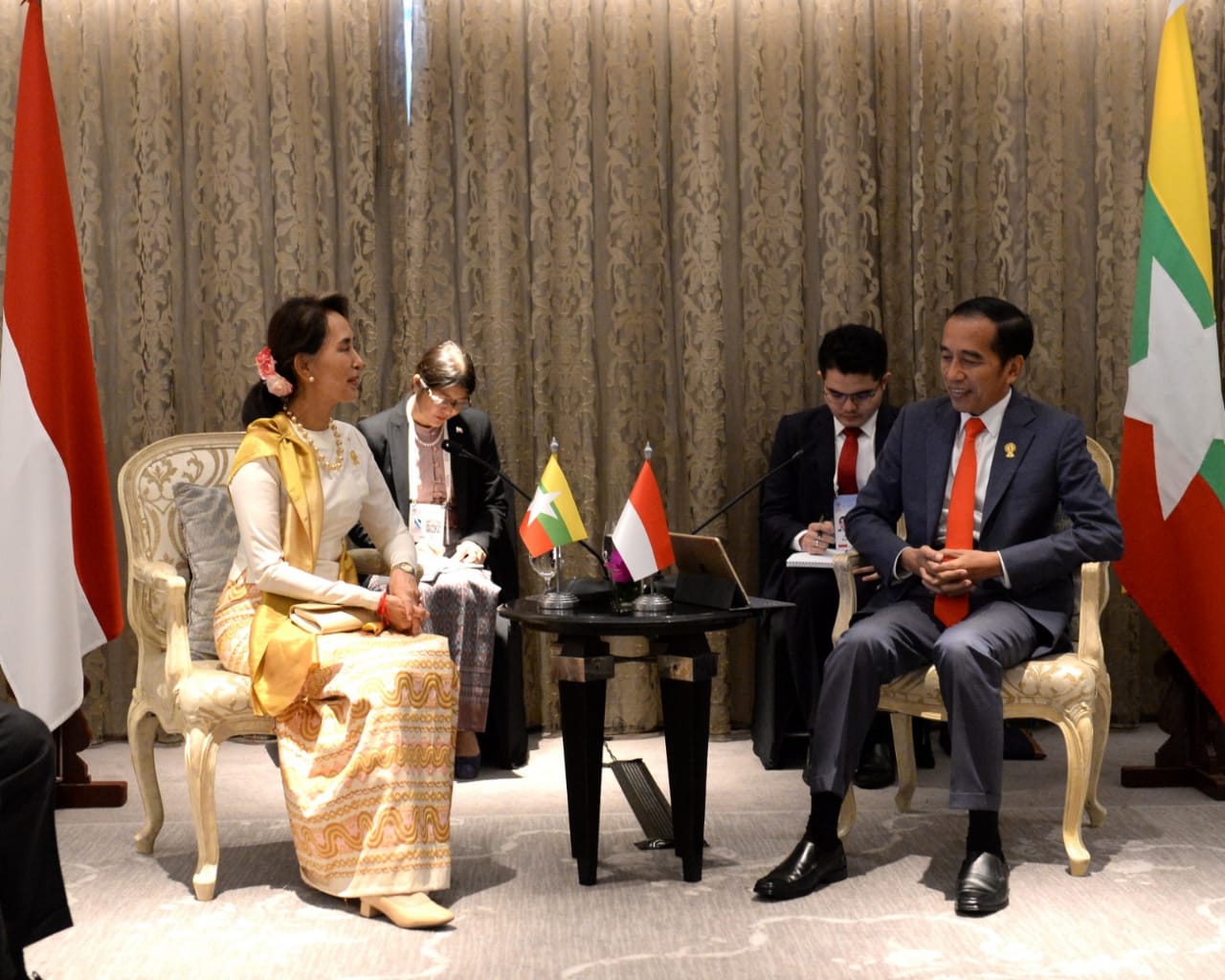 Presiden Joko Widodo bertemu State Counsellor Republik Uni Myanmar Aung San Suu Kyi di sela-sela Konferensi Tingkat Tinggi (KTT) ke-34 ASEAN yang dihelat di Hotel Athenee Bangkok, Sabtu 22 Juni 2019. (Foto: setneg for ngopibarfeng.id)