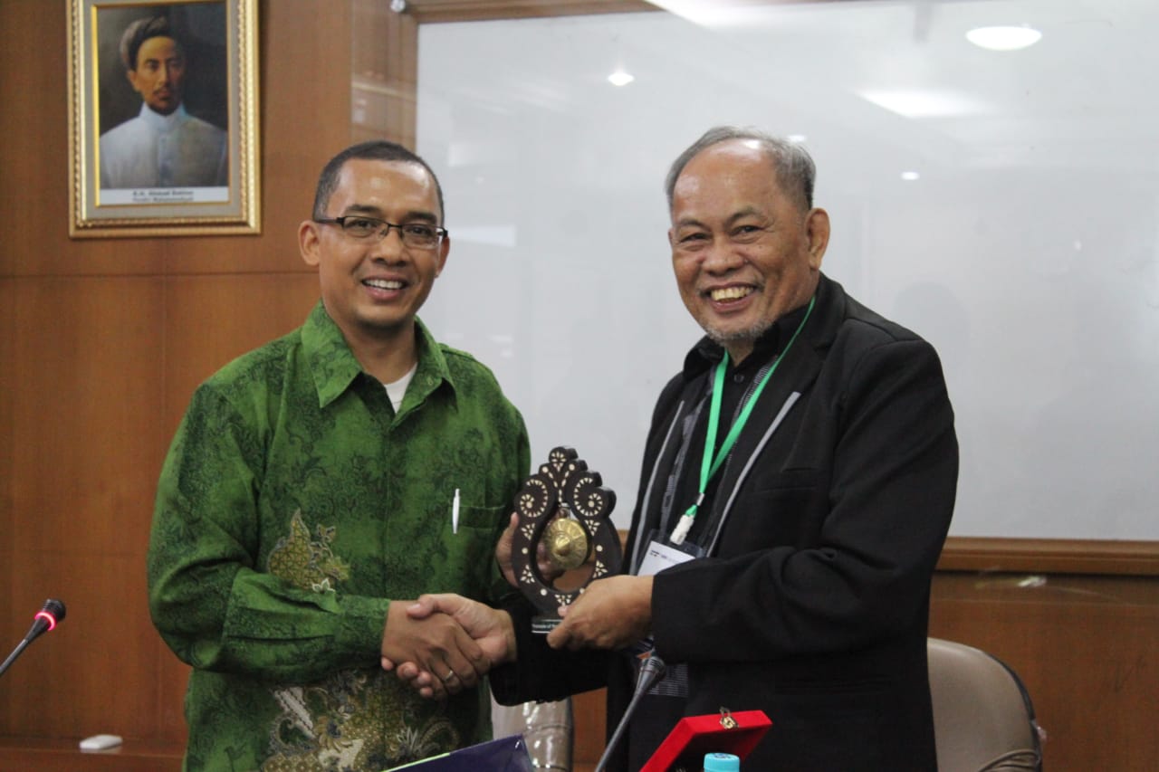 Sekretaris LHKI PP Muhammadiyah, Wachid Ridwan bersama Deputy Minister Bangsamoro Ismail Abdullah. (Foto: md for ngopibareng.id)