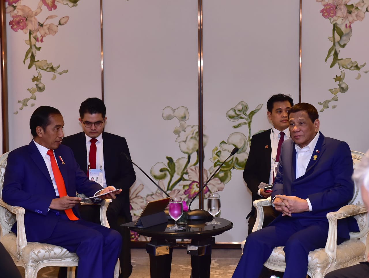 Presiden Joko Widodo ketika mengadakan pertemuan bilateral dengan Presiden Filipina Rodrigo R Duterte di sela-sela pelaksanaan Konferensi Tingkat Tinggi (KTT) ke-34 ASEAN di Hotel Athenee, Bangkok, Thailand, pada Sabtu malam, 22 Juni 2019.( foto: Biro Pers Setpres)