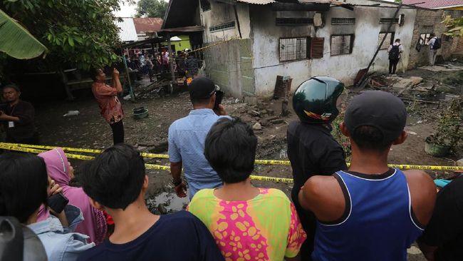 Pabrik perakitan korek api gas rumahan di Desa Sambirejo, Kecamatan Binjai, Kabupaten Langkat, terbakar dan menewaskan 30 korban, pada Jumat 21 Juni 2019. (Foto: ANTARA FOTO/Adiva Niki)