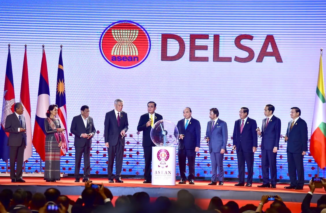 kesepuluh presiden dari negara-negara ASEAN berdiri berjajar di pembukaan KTT ASEAN ke-34. (Foto: Biro Pers Setpres)