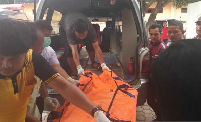 Petugas mengevakuasi jenazah korban kebakaran pabrik perakitan mancis di Medan, hari Minggu. (Foto:Antara)