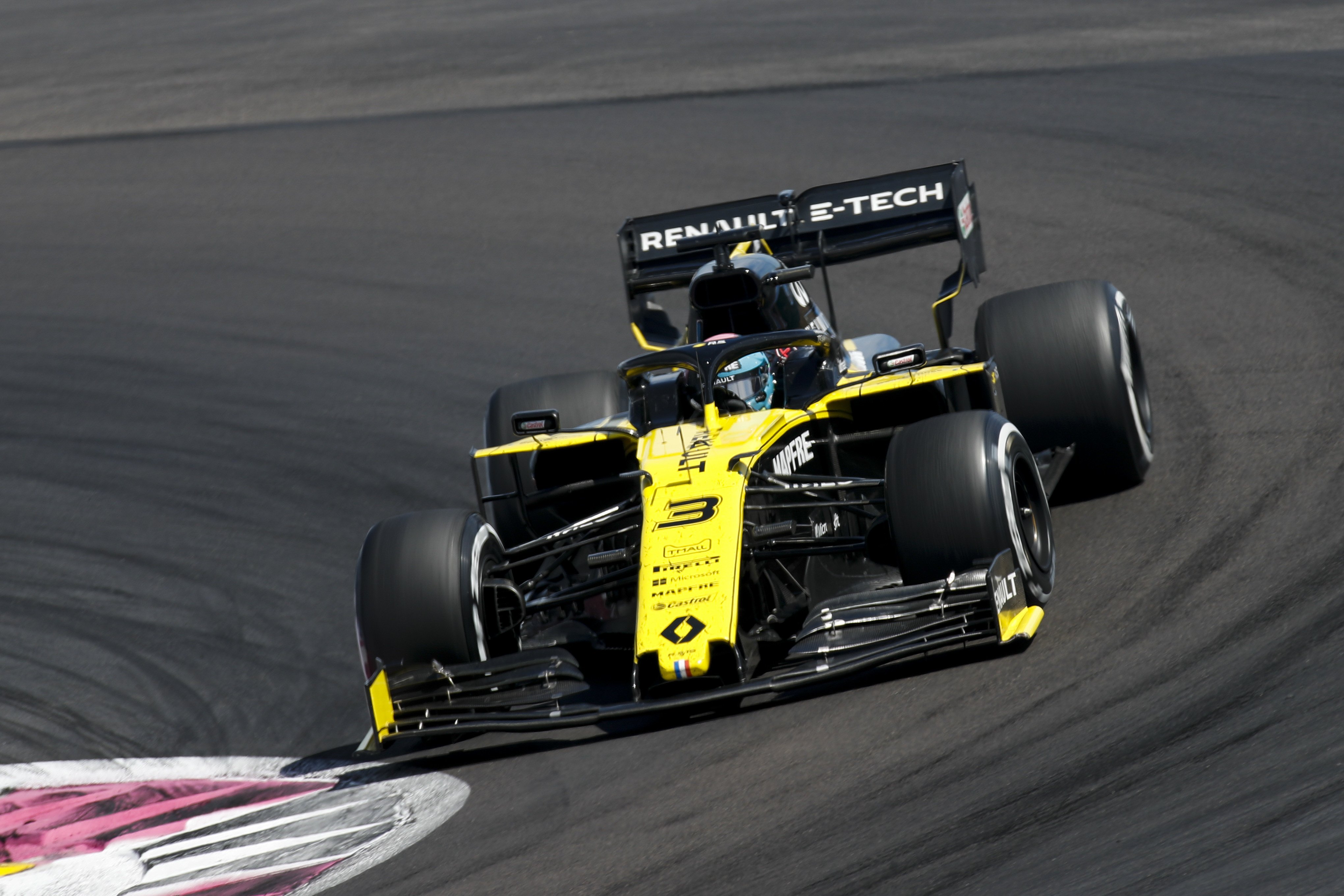 Pembalap Renault, Daniel Ricciardo, dijatuhi dua sanksi sekaligus di GP Prancis 2019. (Foto: Twitter/@danielricciardo)