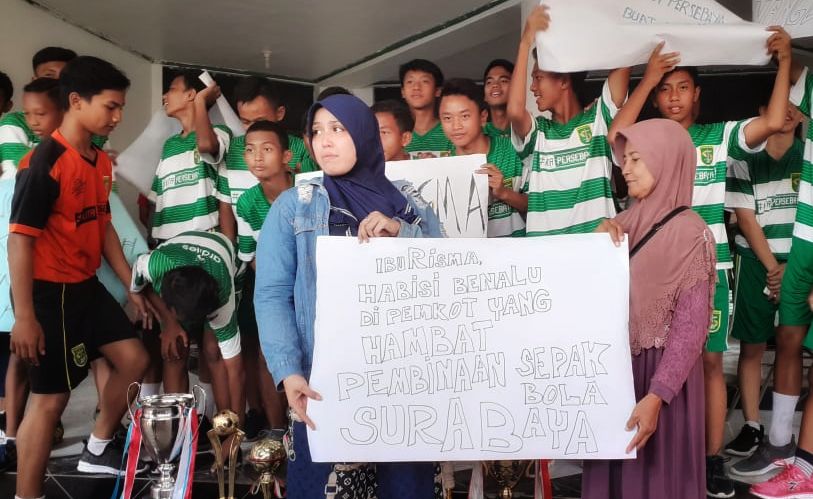 Aksi ibu dari pemain Persebaya yang mempertanyakan nasib Lapangan Karanggayam. (foto: Haris/ngopibareng.id)