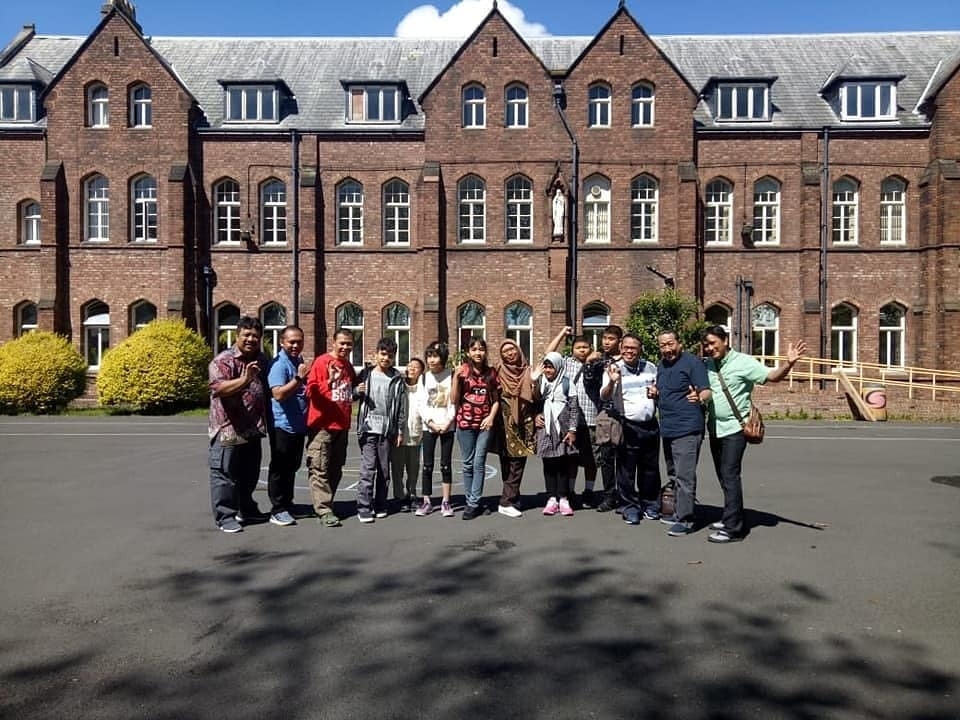 Para delegasi saat berfoto di depan Sekolah St Vincent’s, Inggris. (Foto: Dok. Humas Pemkot Surabaya)