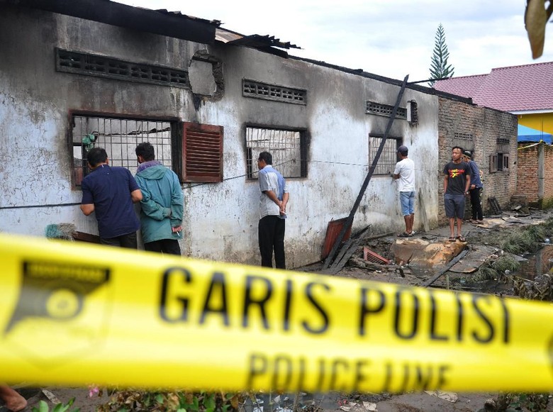 Warga melihat lokasi kebakaran pabrik korek api di Desa Sambireko, Kecamatan Binjai, Kabupaten Langkat, Sumatera Utara, Jumat 21 Juni 2019. (Foto: Antara)
