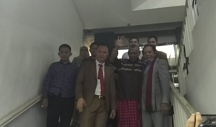 Tersangka kasus dugaan makar Eggi Sudjana (tengah depan bersarung) ditemani kuasa hukumnya Hendarsam Marantoko (kiri Eggi) beserta tim, memberi pernyataan pada awak media mengenai penangguhan penahanannya di Mapolda Metro Jaya, Jakarta, Senin 24 Juni 2019 malam. (Foto: Antara/Ricky Prayoga)