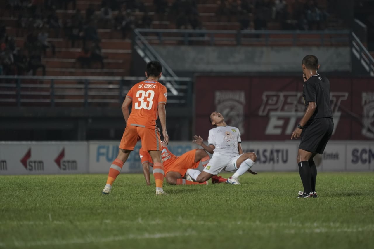 Gelandang Persebaya Misbakus Solikin saat menerima tekling keras dari pemain Borneo FC, Abrizal Umanailo. (Foto: Istimewa)