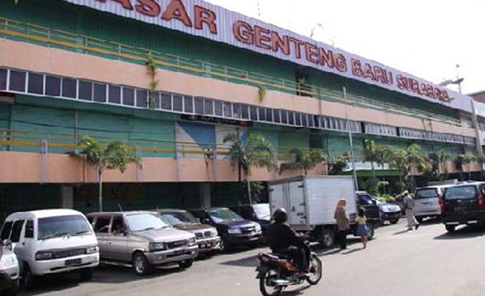 Parkir kendaraan di Pasar Genteng Surabaya. (Foto:dok.Ngobar) 